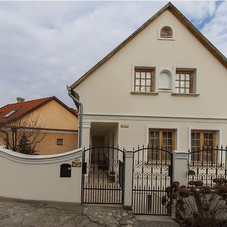 Amadeus Vendeghaz Hotell Esztergom Exteriör bild