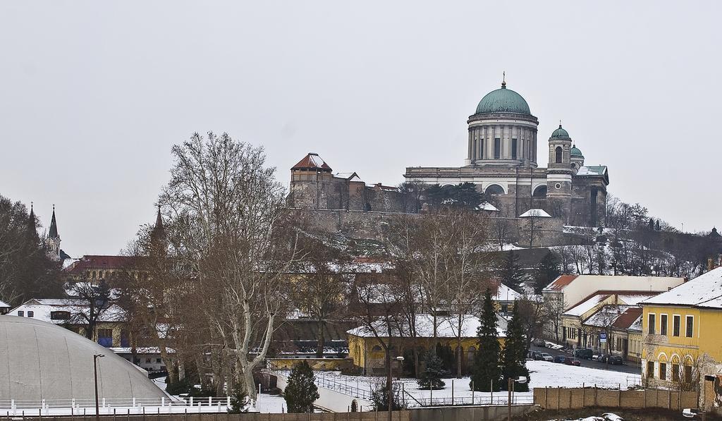 Amadeus Vendeghaz Hotell Esztergom Exteriör bild