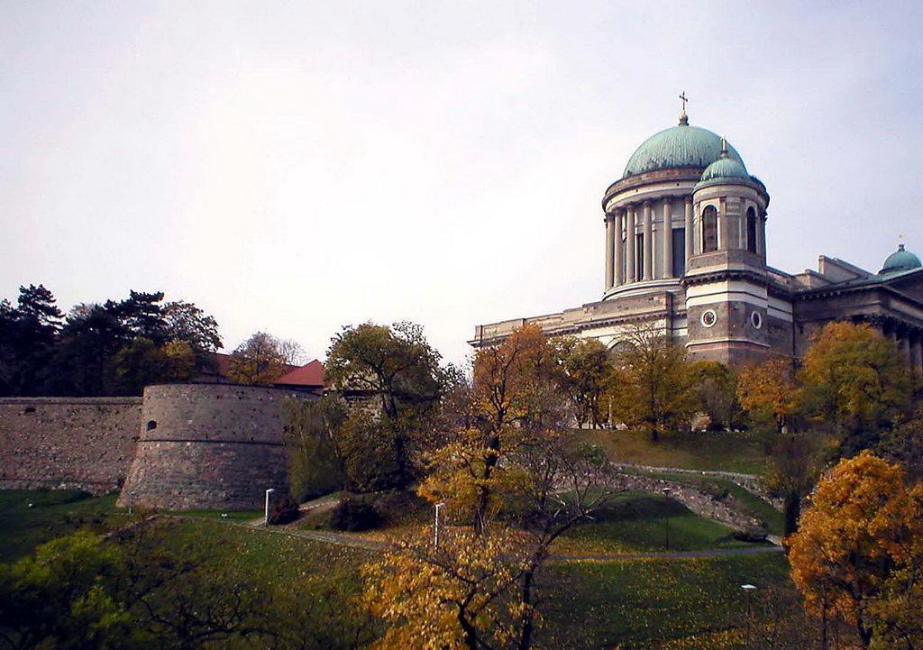 Amadeus Vendeghaz Hotell Esztergom Exteriör bild