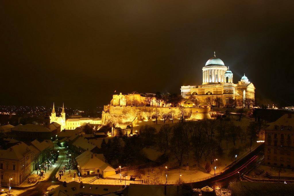 Amadeus Vendeghaz Hotell Esztergom Exteriör bild